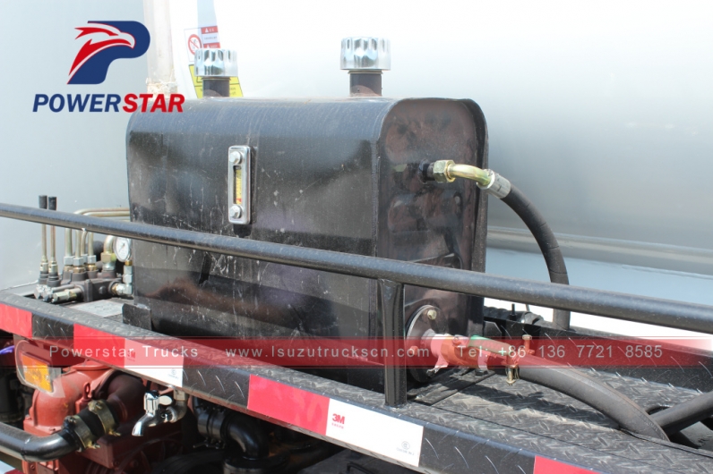 Isuzu Fecal Suction Sewage Truck with ITALY Vacuum Pump small 5000L Sewel Jetting