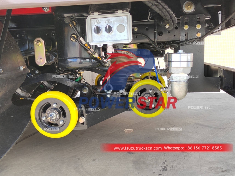 ISUZU NKR/ELF 100P road sweeping truck for sale