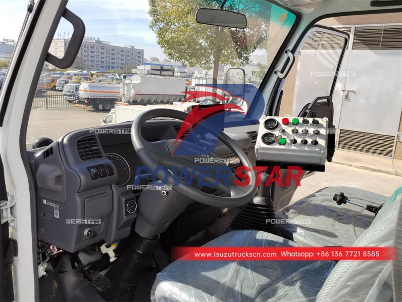 ISUZU NKR/ELF 100P road sweeping truck for sale