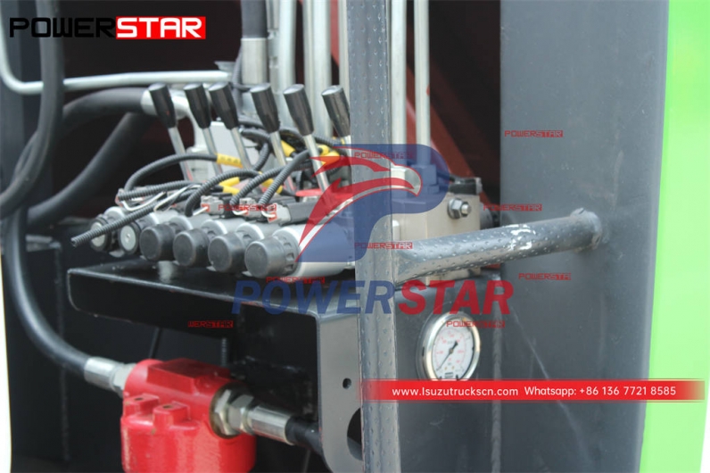 Good quality ISUZU 4×4 AWD garbage compactor truck at discount price