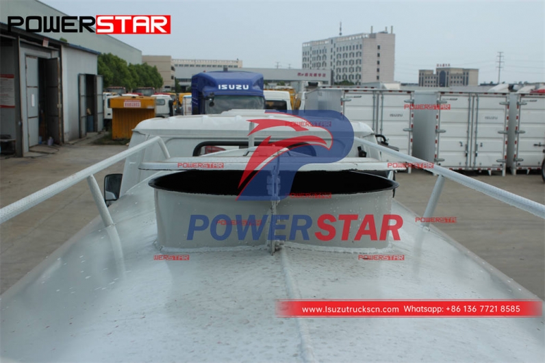 ISUZU 4WD off-road water spraying truck at discount price