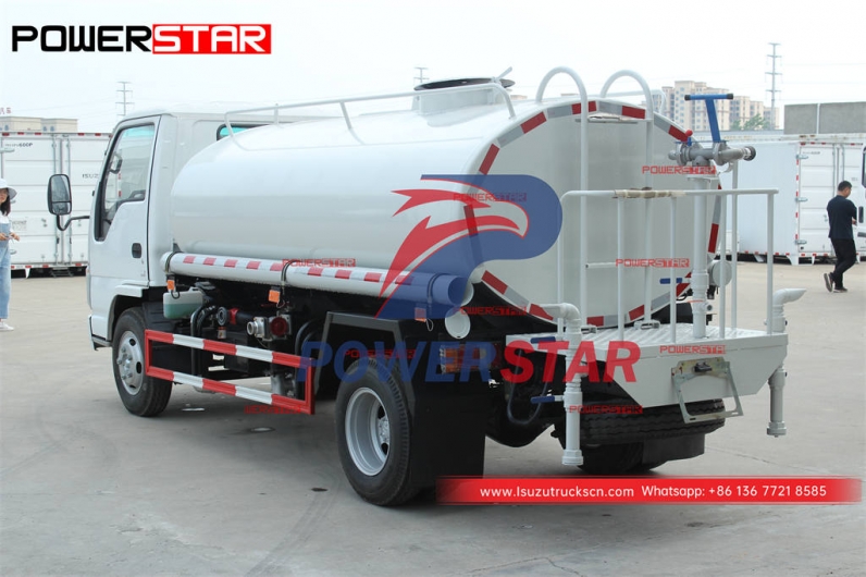 ISUZU 4WD off-road water spraying truck at discount price