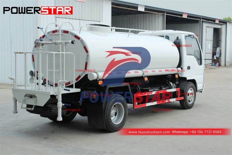 ISUZU 4WD off-road water spraying truck at discount price
