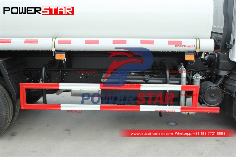 ISUZU 4WD off-road water spraying truck at discount price