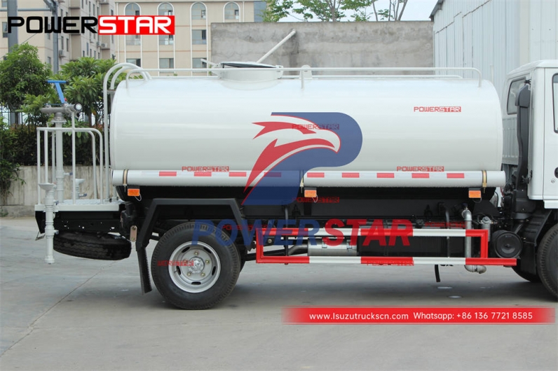 ISUZU 4WD off-road water spraying truck at discount price