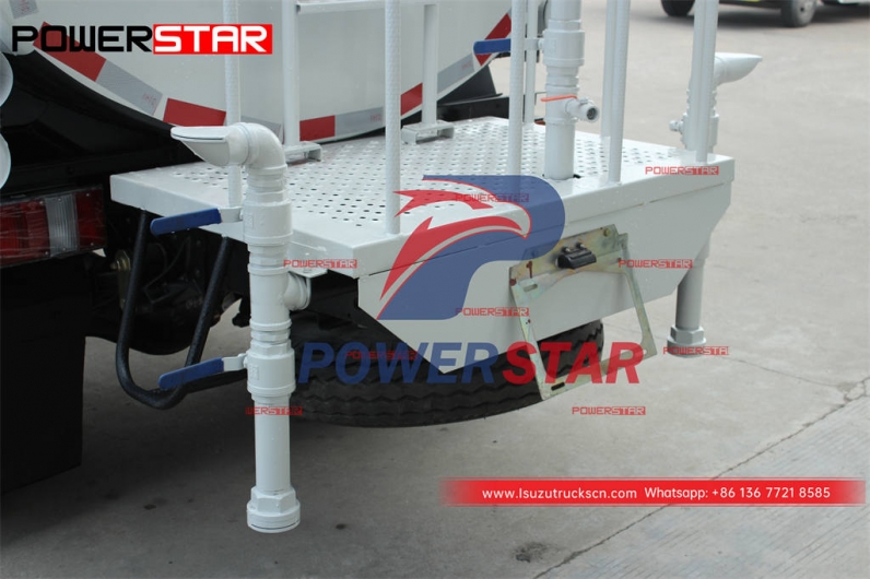 ISUZU 4WD off-road water spraying truck at discount price