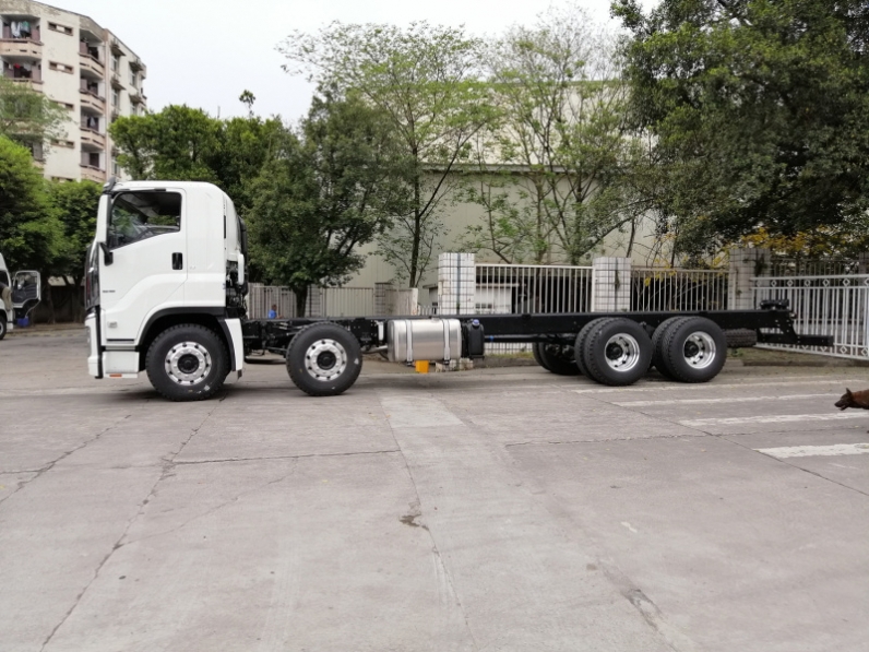 12wheels Isuzu Giga Truck chassis cab for sale