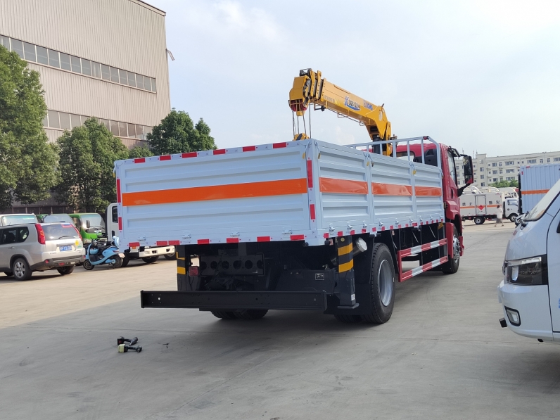 Isuzu Giga Stiff Boom Crane Trucks with XCMG crane SQS125