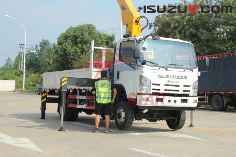 Tajikistan Isuzu 4X4 npr military off road boom crane trucks
