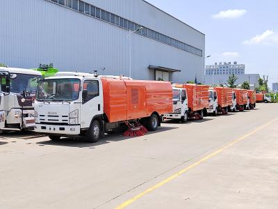 Isuzu NPR road vacuum cleaner truck for sale