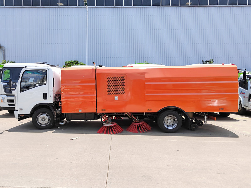 Isuzu NPR road vacuum cleaner truck for sale