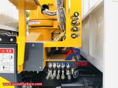 Isuzu 700P 4x4 off road boom crane truck