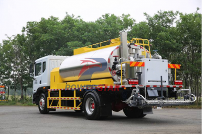 Isuzu FTR GIGA 8000L Asphalt Distributor Truck