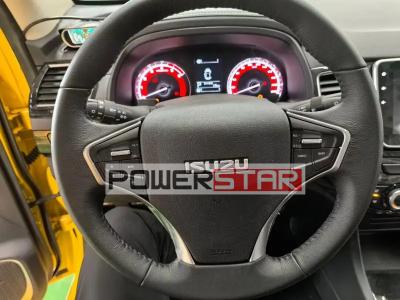 Isuzu pickup 4x4 offroad roar recovery towing truck