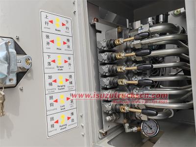 Isuzu 700P 4x4 rear loader compactor truck