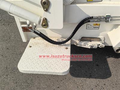 Isuzu NKR 100P garbage compactor truck