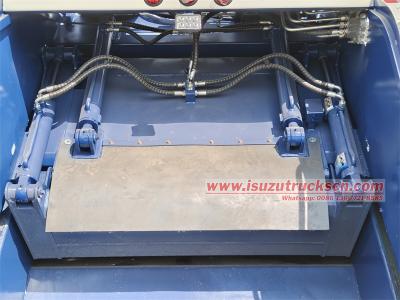 Isuzu KV100 6cbm rear lifting compactor truck