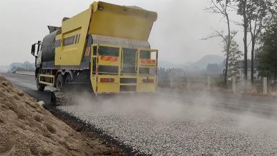Isuzu GIGA 6x4 synchronous chip sealer truck