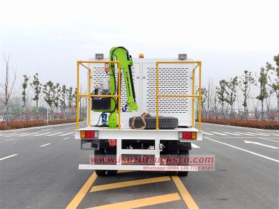 Isuzu 700P 4X4 RHD Automatic 5000L lubrication service truck