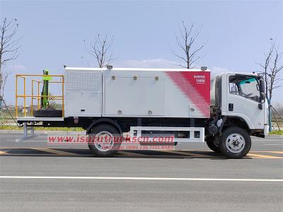 Isuzu 700P 4X4 RHD Automatic 5000L lubrication service truck