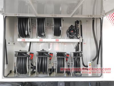 Isuzu 700P 4X4 RHD Automatic 5000L lubrication service truck