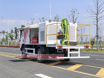Isuzu 700P 4X4 RHD Automatic 5000L lubrication service truck