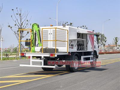 Isuzu 700P 4X4 RHD Automatic 5000L lubrication service truck