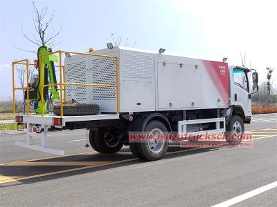 Isuzu 700P 4X4 RHD Automatic 5000L lubrication service truck