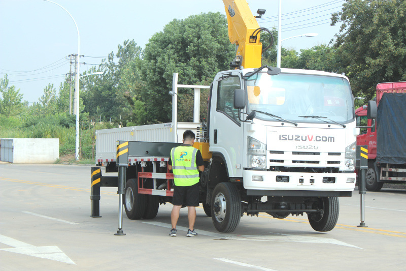 Cambodia Isuzu NPR 4X4 loader truck with crane