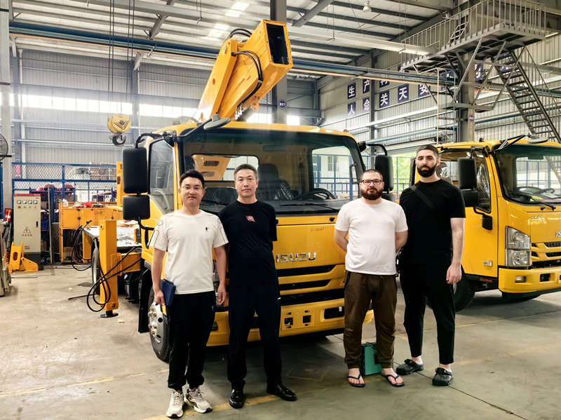 European customers visited POWERSTAR to purchase 5 ISUZU aerial work platforms